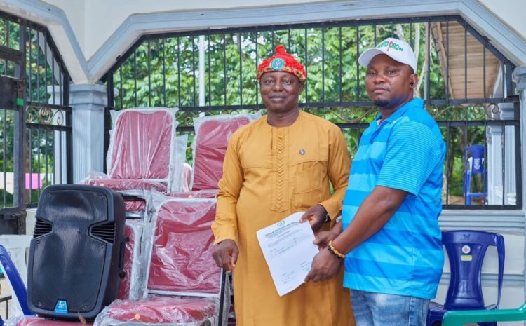  REP. MARTINS ESIN DONATES TO THE ROYAL PALACES IN ORON FEDERAL CONSTITUENCY